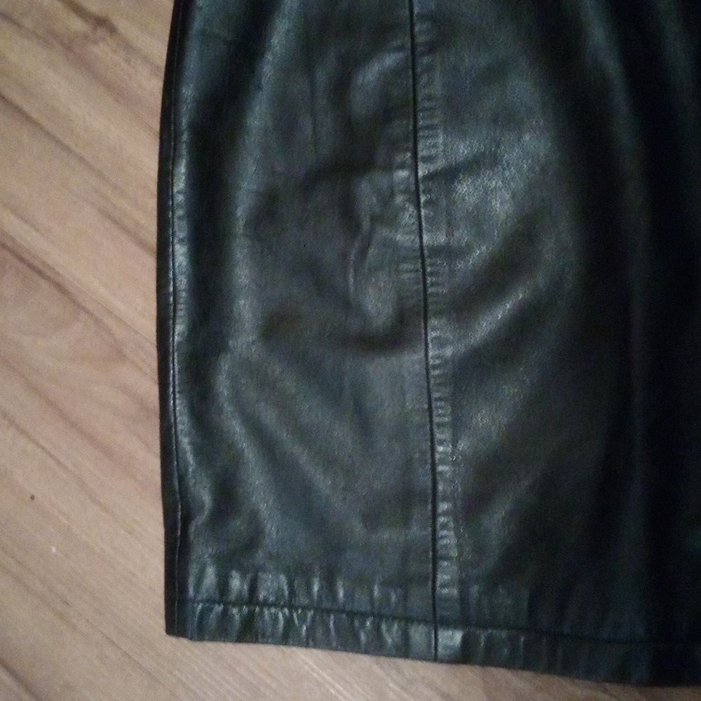 Wilsons Leather Black Mini Skirt       13" Waist , Bottom Width 20" & 17" Length - Picture 5 of 8